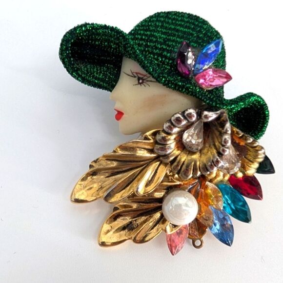 Elegant Green Hat Lady Brooch with Gold Accents Benetto - Picture 2 of 4